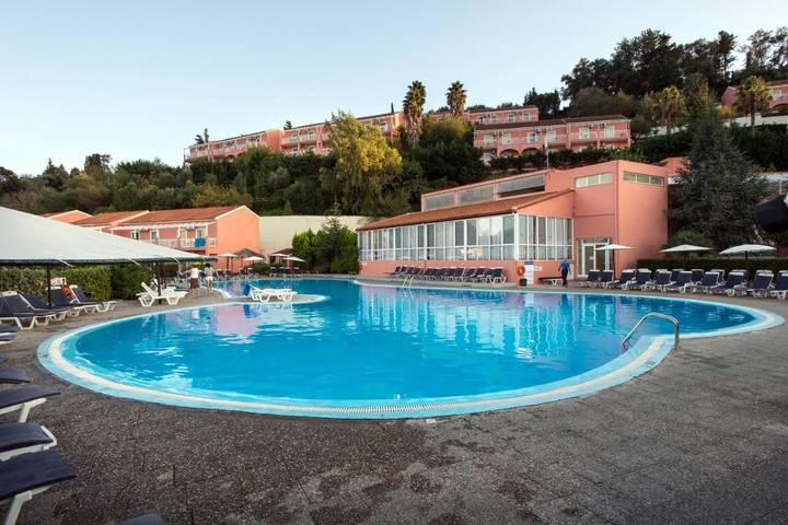 Hôtel pour 4 personnes, avec bassin pour enfant et piscine ainsi que vue et jardin