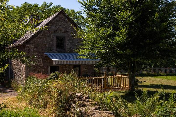 Location de vacances pour 5 personnes, avec jardin ainsi que vue et piscine à Hautefage