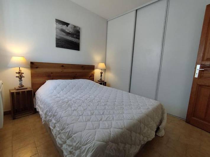 Gîte pour 4 personnes, avec Terrasse ainsi que Jardin et Piscine dans Plage des Huttes - 3