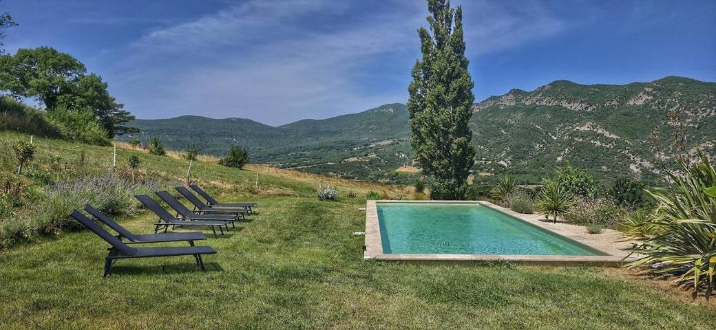 Location de vacances pour 10 personnes, avec piscine ainsi que jardin et vue à Roche-Saint-Secret-Béconne - 3