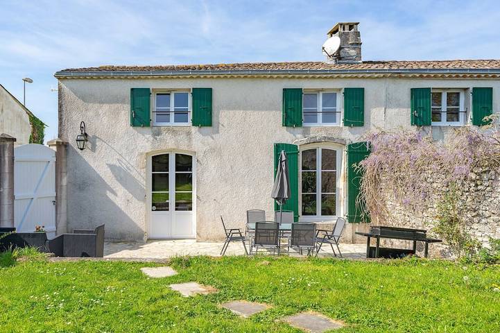 Location de vacances pour 7 personnes, avec jardin et piscine à Chenac-Saint-Seurin-d'Uzet