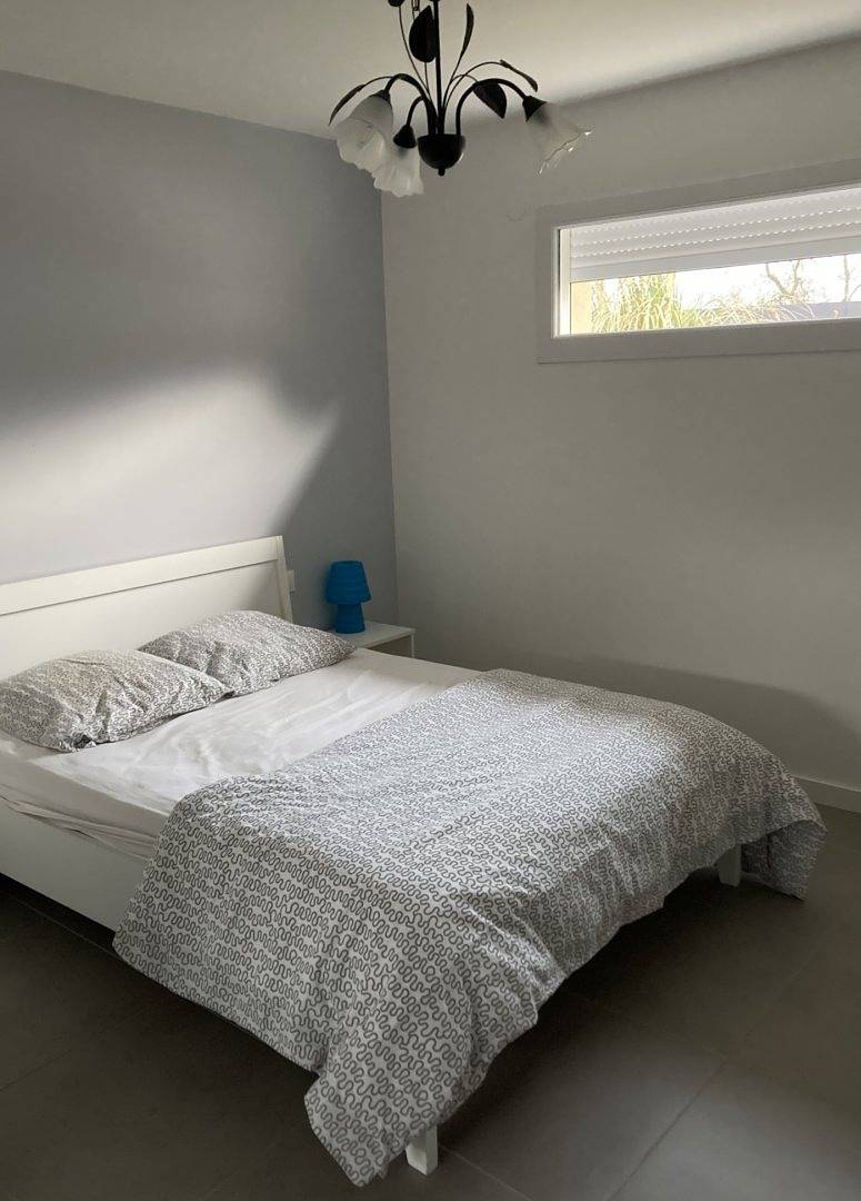 Appartement entier, Appartement confortable avec entrée privée, parking, à 2 km de la plage in Blyes, Belley