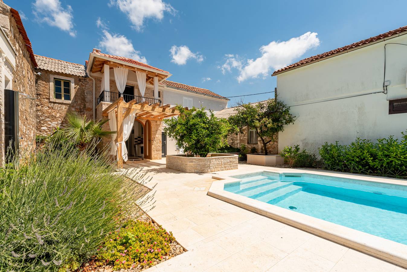 Entire apartment, Apartment Varos 2+1 with shared pool in Ugljan, Ugljan Island