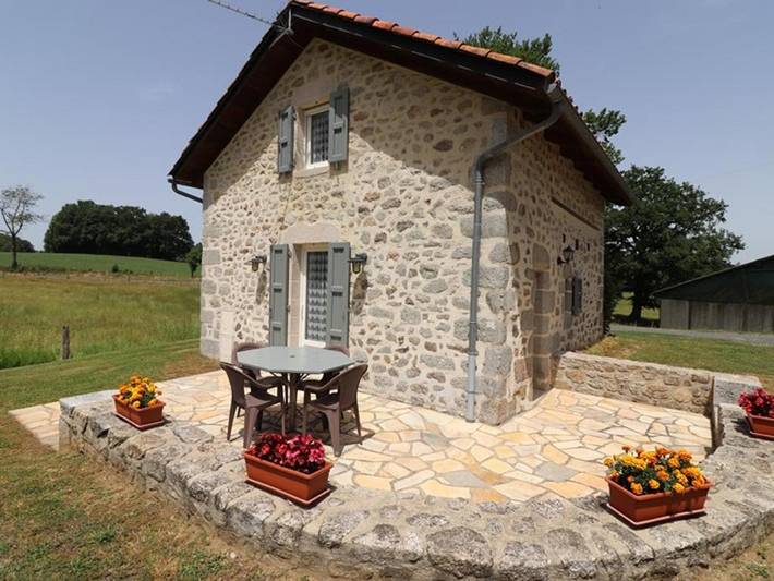 Location de vacances pour 2 personnes, avec jardin et terrasse à Roumégoux - 2