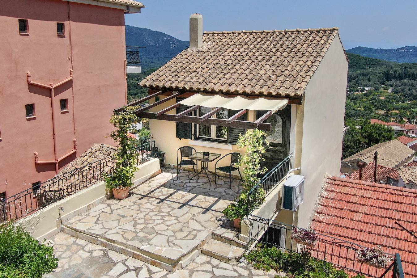 Geheel appartement, Studio-appartement 'Pavlos & Sofia Studio' met bergzicht, tuin en terras in Corfu