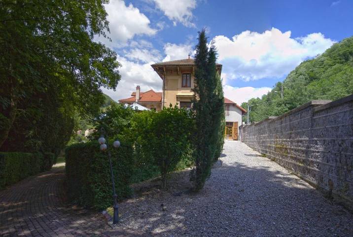 Location de vacances pour 2 personnes, avec terrasse ainsi que vue et jardin à Saint-Rambert-en-Bugey - 2