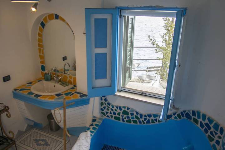 Gemütliches Ferienhaus am Meer. 2 Pax, in einer natürlichen Klippe in Furore, Sorrento Coast