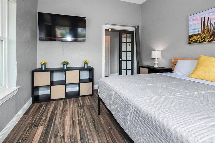 Vacation house for 18 people, with hot tub and balcony as well as yard, with pets in Houston