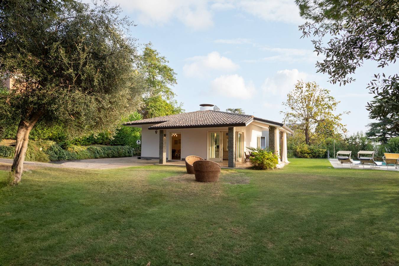 Regarda - "Villa Infinity" with private pool and lake view in Cisano, Bardolino