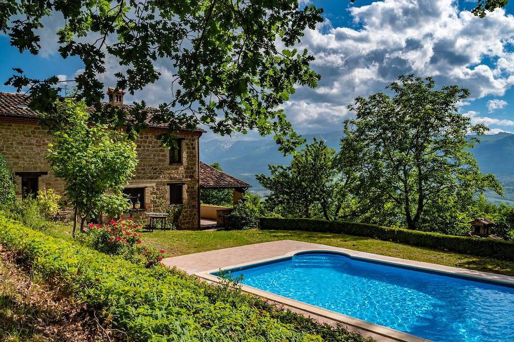 La pieve country house, villa, pool, relax, dreams house, sibillini, playground in Gualdo, Monti Sibillini National Park