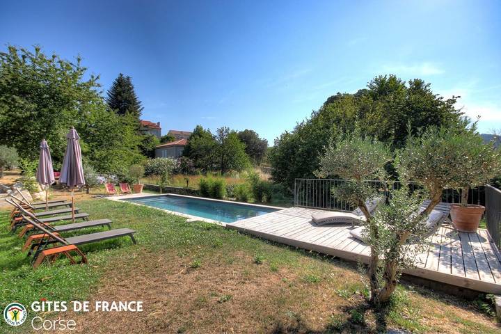 Gîte pour 4 personnes, avec Terrasse ainsi que Jardin et Piscine
