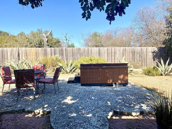 Vacation rental for 4 people, with terrace and hot tub in Texas Hill Country