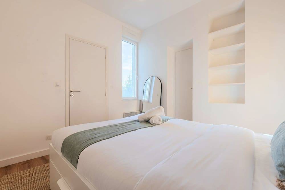 Entire apartment, Modern, quiet 3-bedroom apartment with parking in Marcq-en-Barœul, Lille region