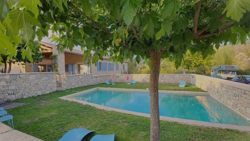 Location de vacances pour 3 personnes, avec jardin et terrasse ainsi que piscine et vue à Lachau - 4