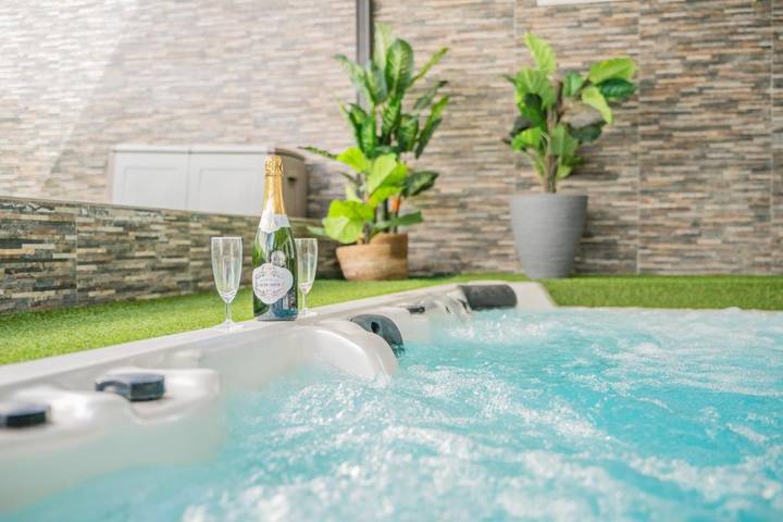 Location de vacances pour 8 personnes, avec jardin ainsi que terrasse et jacuzzi à Sainte-Suzanne - 4