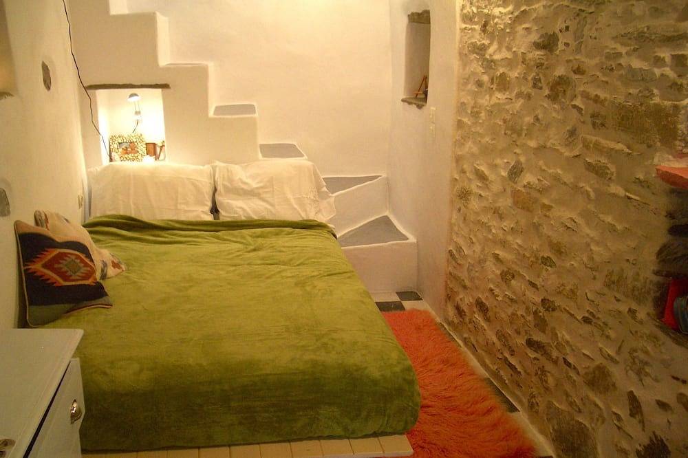 Traditionelles mittelalterliches Steinhaus in \"Ano Syros\" in Ermoupoli, Syros