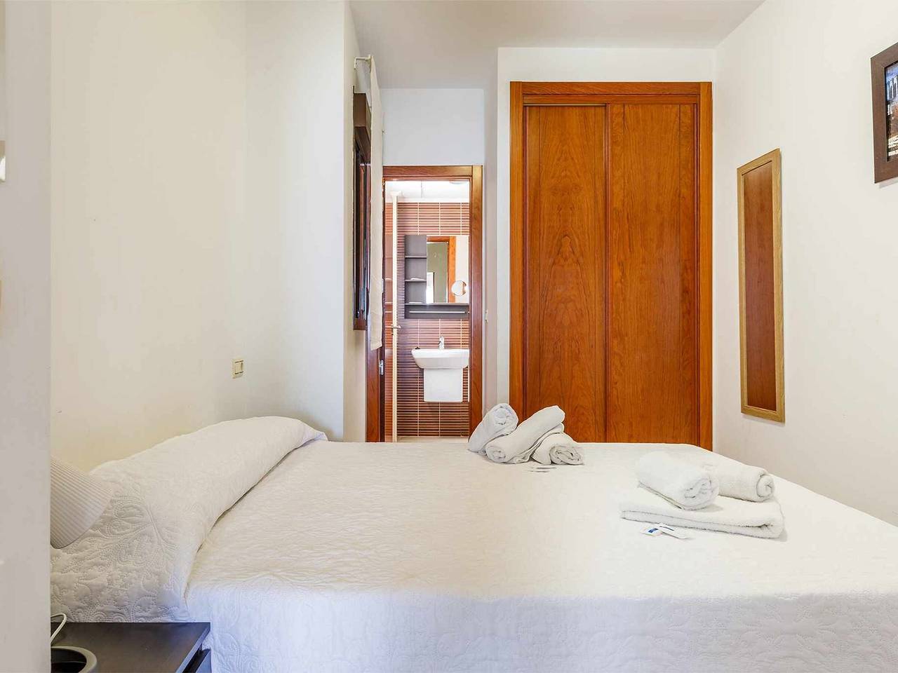 Apartamento entero, Apartamento en primera línea de playa en Caleta de Vélez para 3 personas in Urbanización Villa del Mar, Vélez-Málaga