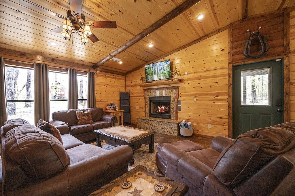 Perfect for Families/Couples | 3pmcheck-in | Playground | Hottub | No Pet Fees | in Broken Bow, Broken Bow Lake