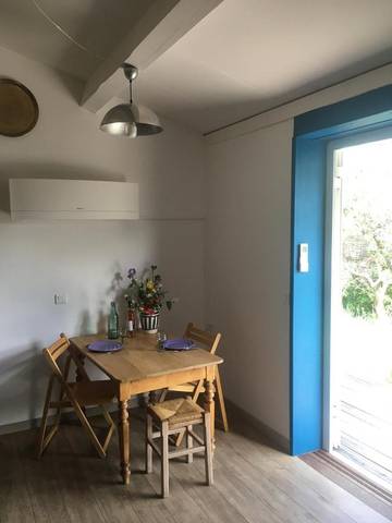 Gîte pour 3 personnes, avec jardin ainsi que vue et piscine à Corconne