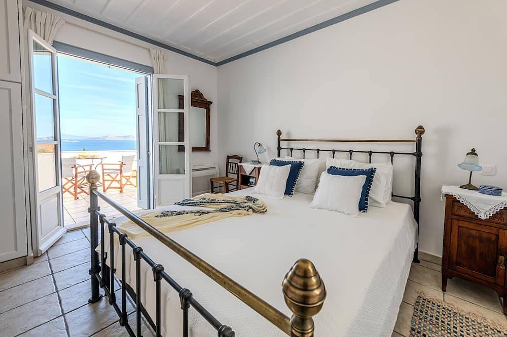 The Villa Evita in Spetses. Stunning view, private pool and daily maid service. in Spetses City, Spetses