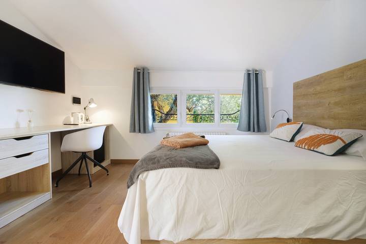 Rose Room 19 m² Upstairs, Shared Living Room, Kitchen, Garden and Parking in Grasse, Medelhavskusten (Frankrike)