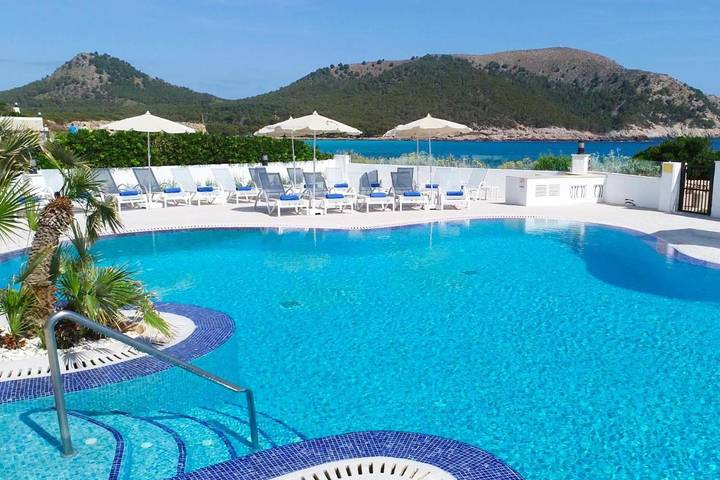 Hotel für 3 Personen, mit Balkon und Terrasse sowie Pool und Ausblick in Cala Agulla