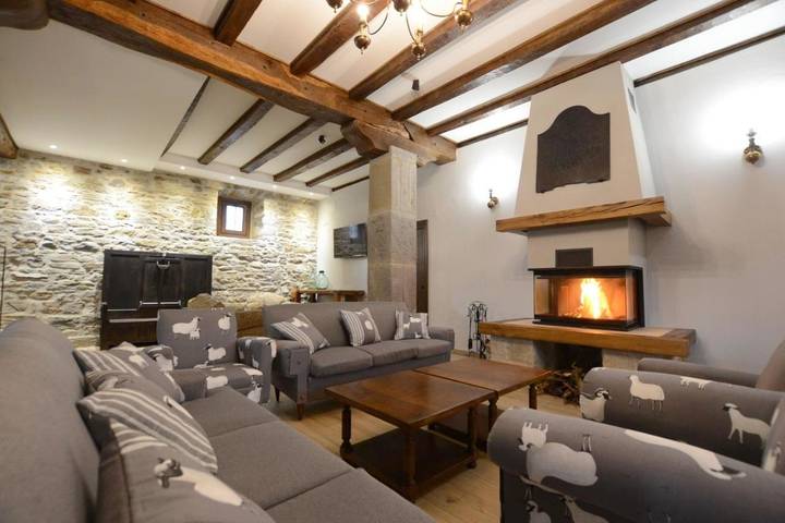Casa rural para 16 personas, con Balcón y Jacuzzi además de Terraza y Jardín en Esteríbar