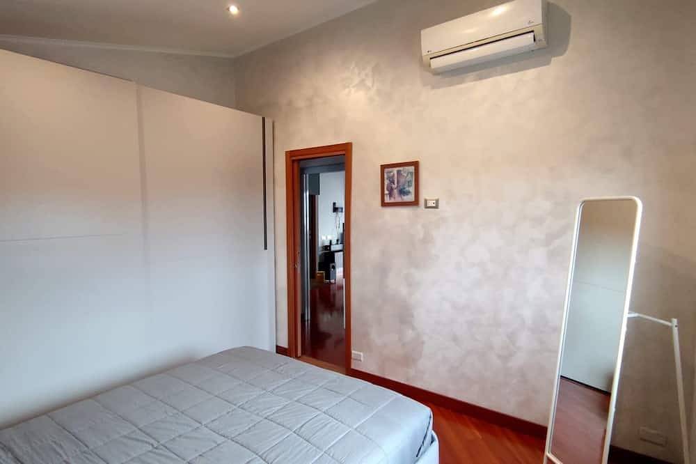 Apartamento entero, 2-bedroom apartment in phenomenal Ciampino with Wifi, Ac in Ciampino, Castelli Romani