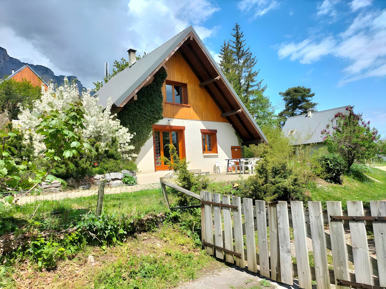 Chalet « Chartrousin » : Vue Montagne, Terrasse Privée et Wi-Fi in Saint-Hilaire (Isère), Isère