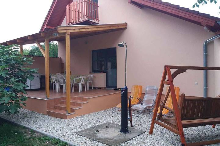 Ferienhaus für 6 Personen, mit Terrasse und Sauna sowie Garten in Gyenesdias
