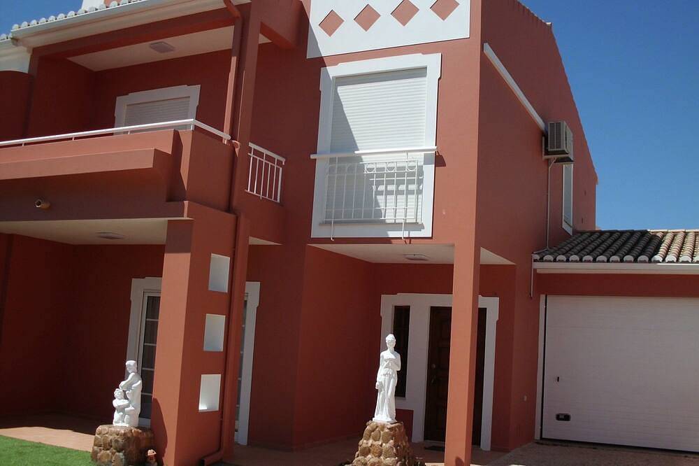 Villa for 8 People in Santa Maria, São Gonçalo de Lagos