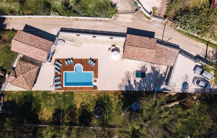 Villa för 10 Personer, med terass samt trädgård och bubbelpool och bastu i Kroatien