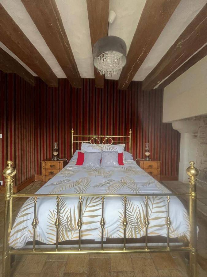 Double Room with Private Bathroom in Luynes, Région de Tours