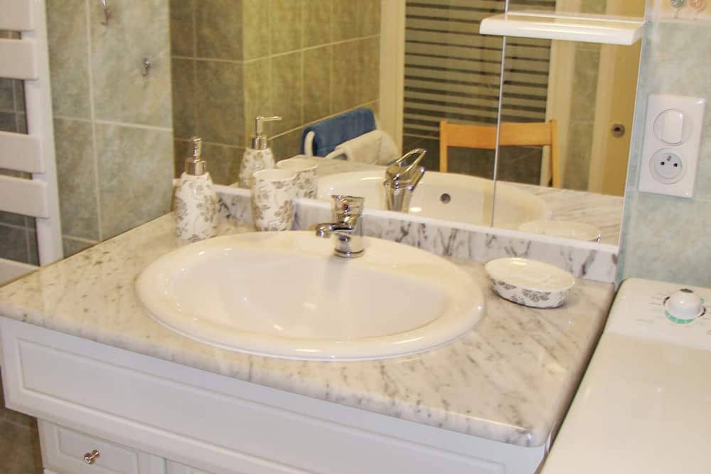 Appartement entier, Homerez - Appartement cosy à Fayet avec vue, 55m² in Fayet, Parc naturel régional des Grands Causses