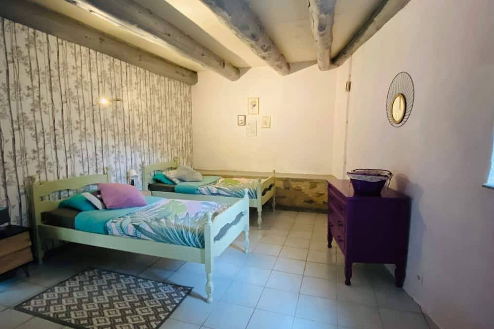 Gîte 4 étoiles au cœur de l’Auvergne avec terrasse, jardin clos et équipements pour enfants in Saint-Beauzire, Haute-Loire