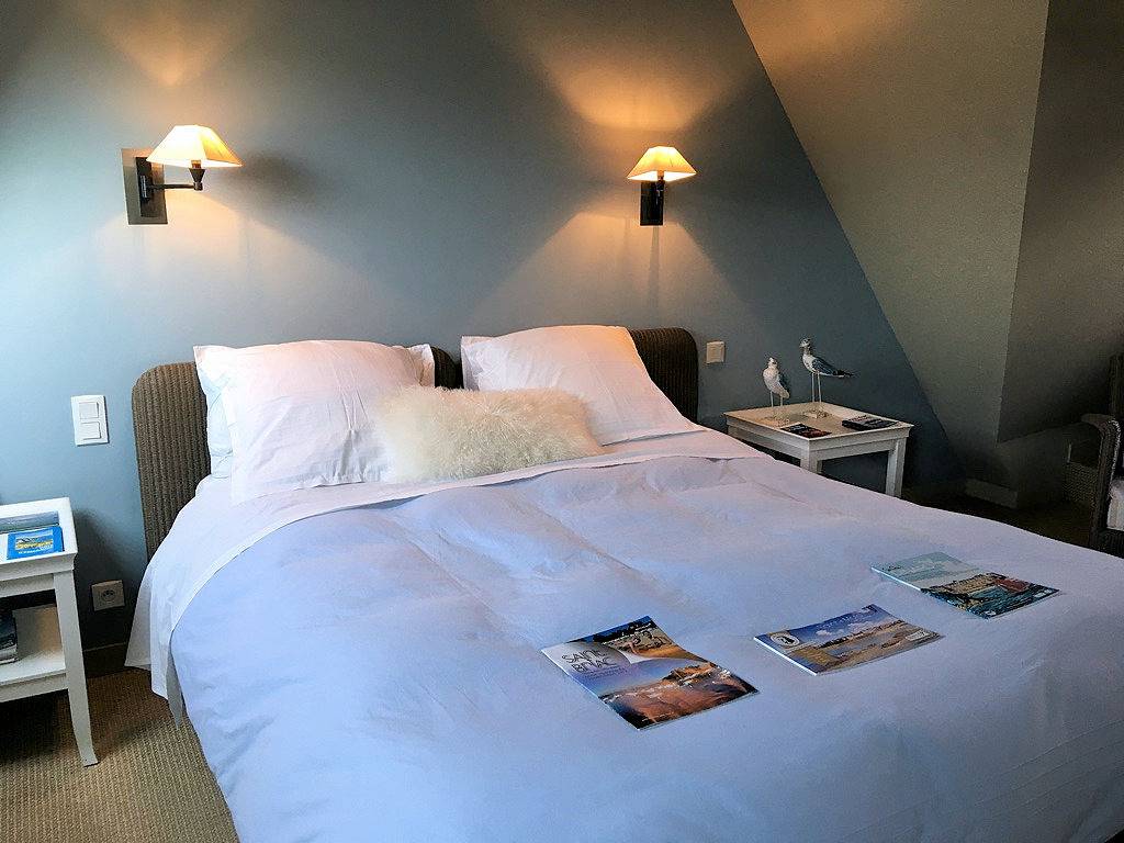 Les Chambres d'hôtes du Vieux Logis - Chambre comble de rêves in Saint-Briac-sur-Mer, Région de Saint-Malo