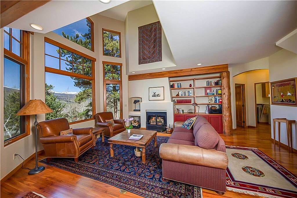 Expansive getaway with stunning views, hot tub & fast Wifi - dogs welcome in Silverthorne, Arapaho and Roosevelt National Forests