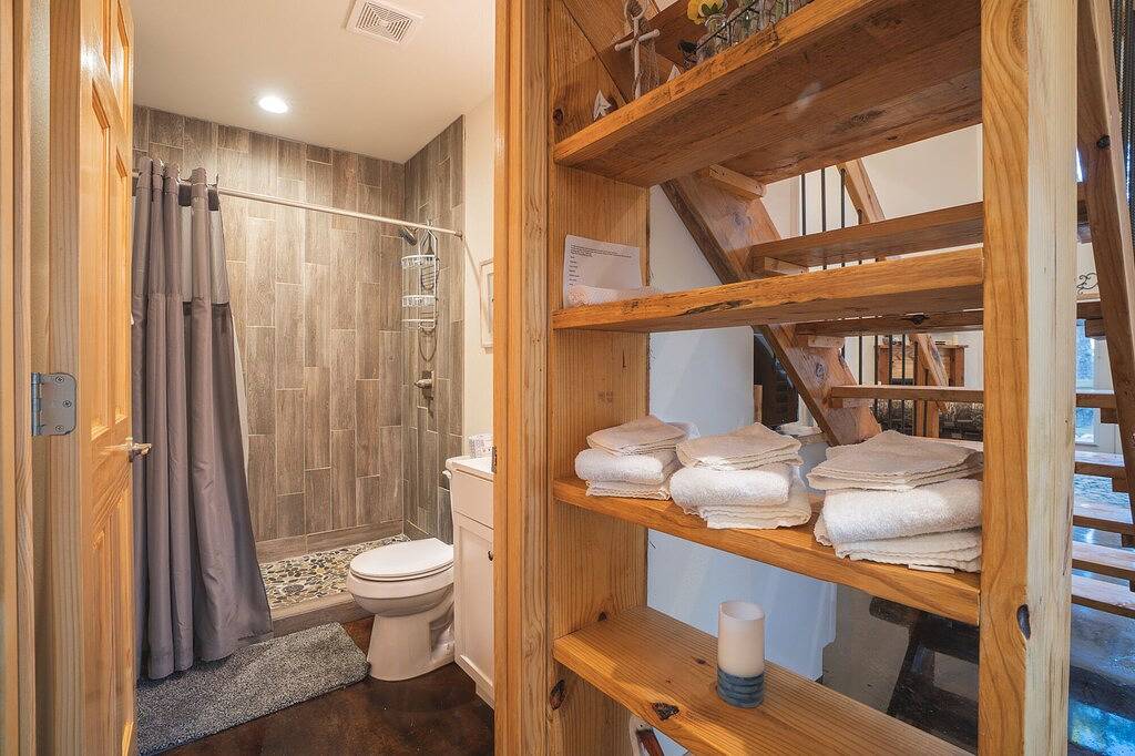 Cabin C at Safe Harbor Brady Mountain on Lake Ouachita! in Lake Ouachita