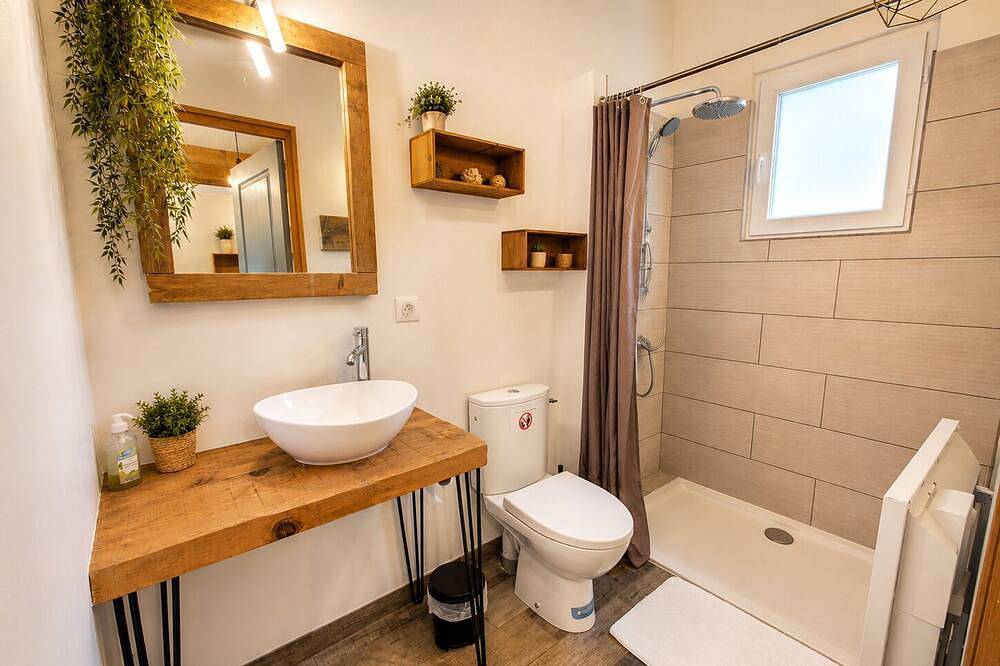 Ganze Wohnung, Studio-Eigenes Badezimmer-Blick auf die Landschaft in Suze-la-Rousse, Nyons und Umgebung