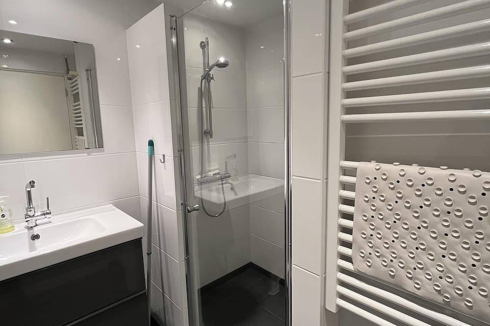 Apartamento entero, Spacious apartment with bedroom and bathroom on the ground floor in Islas de Frisia Occidental