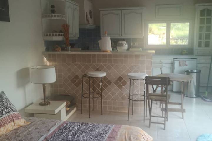 Location de vacances pour 2 personnes, avec terrasse et jardin, animaux acceptés à Trets - 2