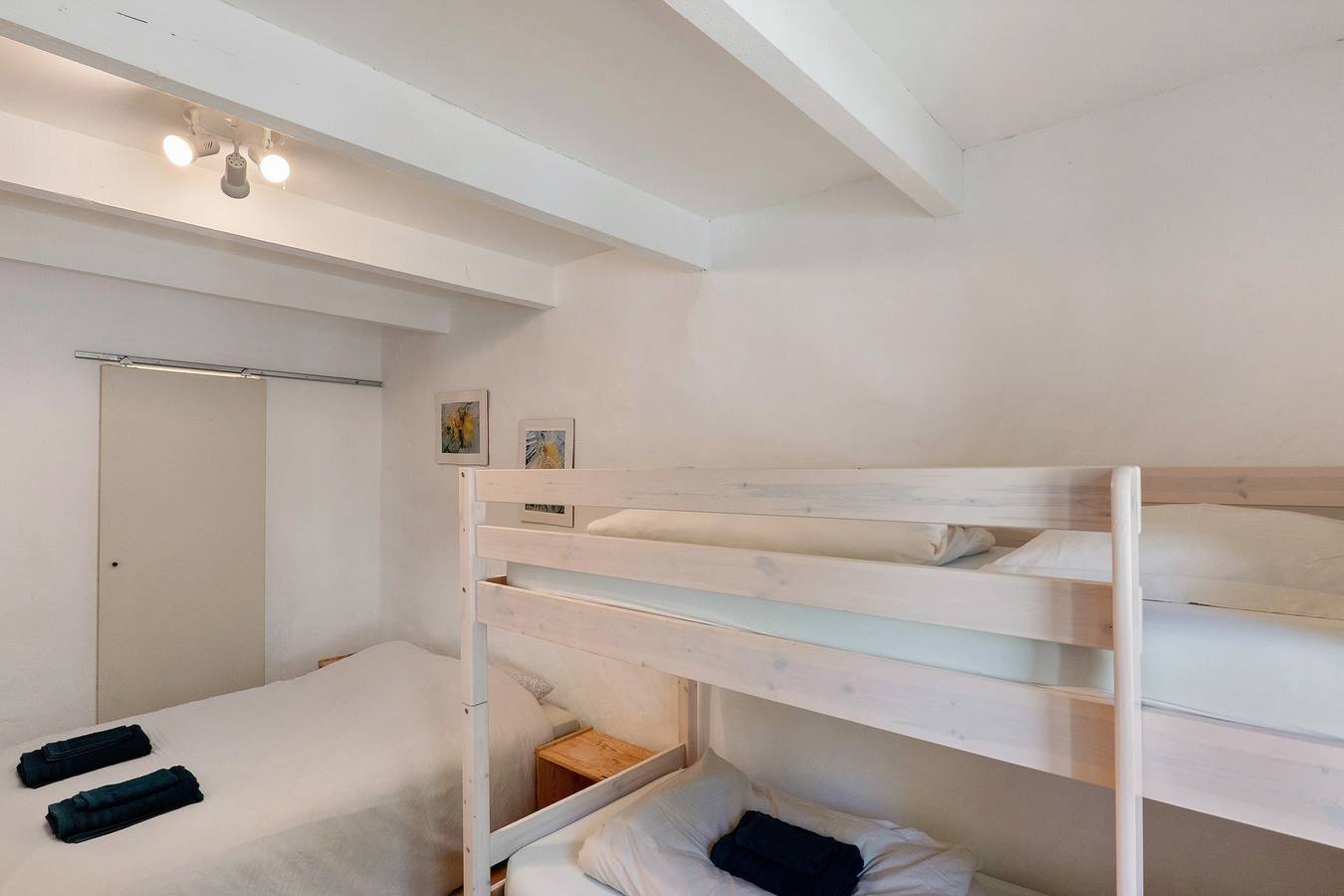 Chambre « Chambre Jaune » avec vue montagne, terrasse partagée et jardin partagé in Blieux, Alpes-de-Haute-Provence