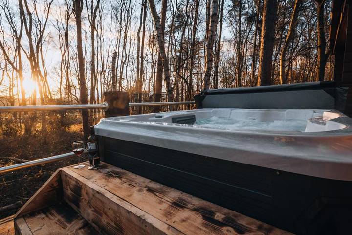 Vacation rental for 4 people, with Balcony and Terrace as well as Yard and Pool in Sherwood Forest