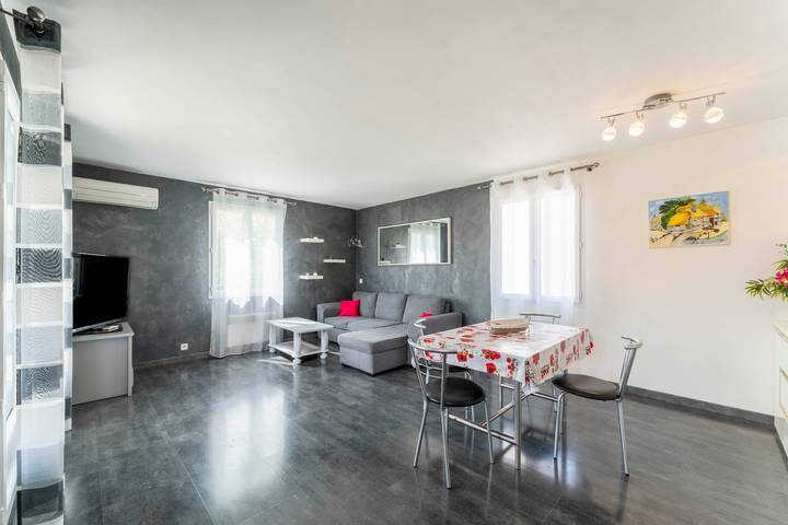 Casa Vacanze 'Chalet En Provence' con Piscina in Comune, Wi-Fi e Aria Condizionata in Sorgues, Vaucluse