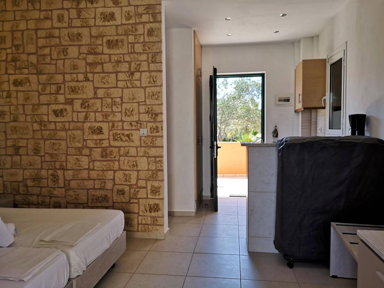 Entire apartment, Unique located holiday apartment directly at the sea, own beach access, Wifi | Aghios Petros, Corfu in Kavos, Corfu