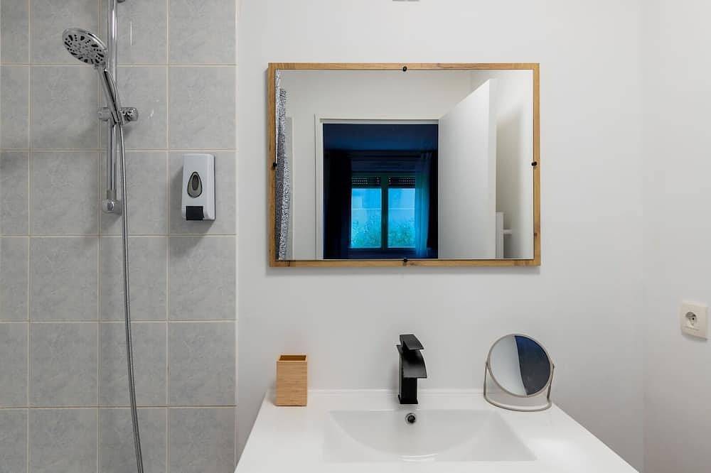Appartement entier, Appartement Neuf • Lit King-Size • Parking Privé • Métro à 2 min in Aubervilliers, Seine-Saint-Denis