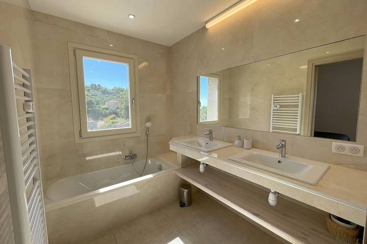 New country house with for 8 people 5 min from the Village in Saint-Cézaire-sur-Siagne, Mittelmeerküste (Frankreich)