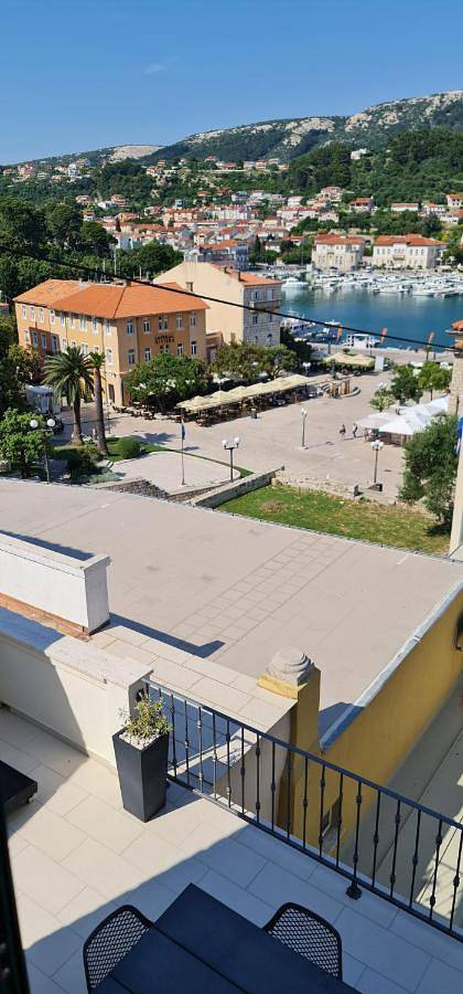 Ferienhaus für 6 Personen, mit Balkon und Terrasse sowie Ausblick in Rab Stadt - 2
