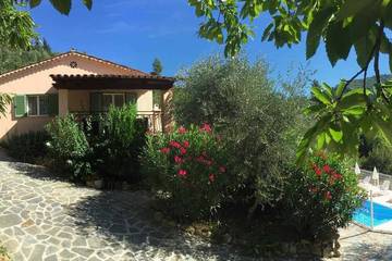Gîte pour 4 personnes, avec piscine à Coaraze
