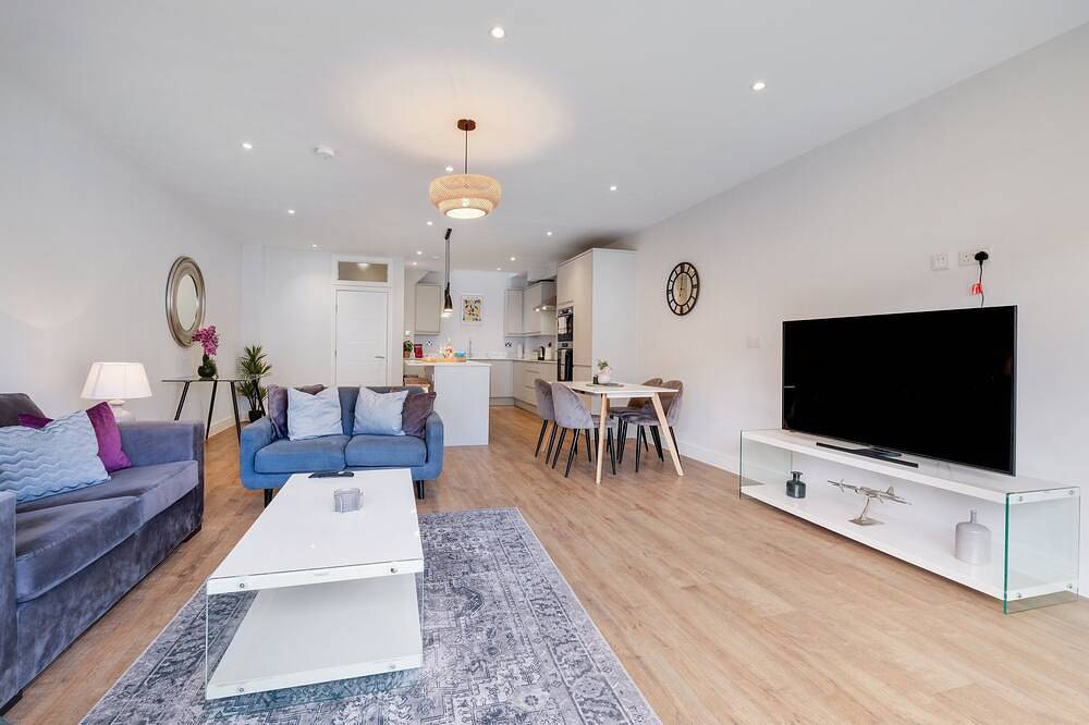 Contemporary Purley Hideaway: Luxury, Convenience & Tranquil Surroundings in Croydon, London